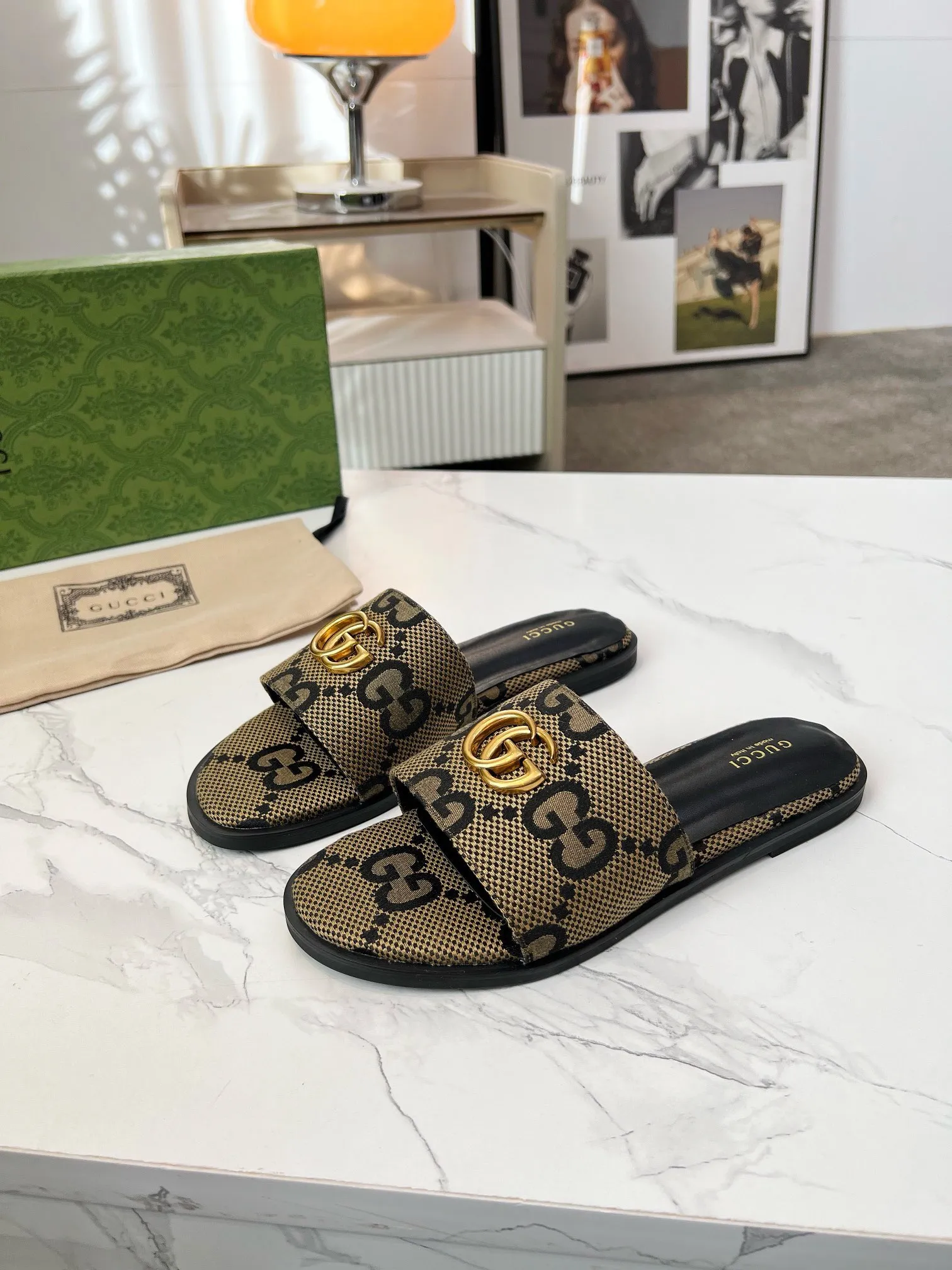 👟👟Ex-factory price 380👟👟 GUCCl 2025 spring and summer new style casual interlocking double G sandals for women. This piece is from the Gucci Lido collection, and its design is inspired by the summer style and beach clubs of the Italian coast. Archive designs from the 1970s infuse the brand with glory. Get inspired by this iconic era. The "Gucci March of Love" series continues to explore the aesthetic connotation of the brand's archived logos in a new way, while at the same time embracing the classic elegance and charm. Code Number: 35-43#